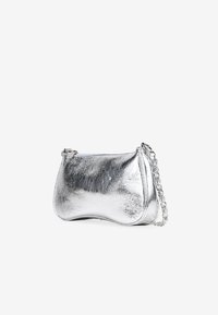 Bolso de mano metálico plateado con una forma suave y redondeada, superficie texturizada, cierre de cremallera y una correa de cadena plateada. Diseño compacto y elegante.