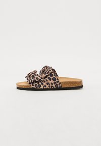 Leopardprint slide-sandaal met een zachte stoffen bovenkant, voorzien van een geknoopte accent, kurken zool en een platte zwarte onderkant.