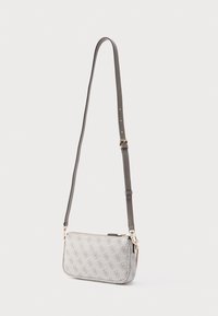 Borsa a tracolla grigia con motivo a fantasia, dotata di tracolla regolabile, chiusura a zip e dettagli in metallo color oro, tessuto texturizzato e forma rettangolare sottile.