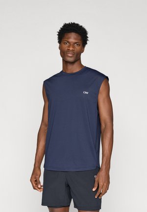 Marineblauw mouwloos sportshirt van lichtgewicht, gestructureerde stof met een ronde halslijn en een klein wit logo op de borst.