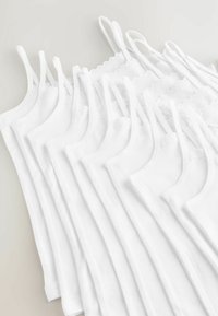 Set mit 10 weißen Tops mit dünnen Trägern und Spitzensaum. Glattes, Baumwollmaterial, ordentlich schichtig angeordnet. Sauberes und einfaches Design.