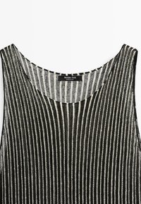 Svart och silverrandig ärmlös topp med vid halsringning och texturerat tyg. Märkesetikett "Massimo Dutti" synlig vid halsen.
