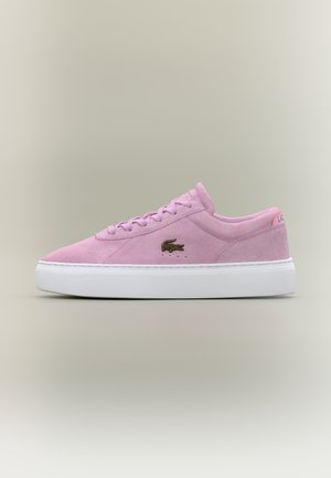 Madalad roosa seemisnahast tossud valge paksu tallaga, ees nöörpaelad ja väikese pruuni krokodillilogoga külgedel.