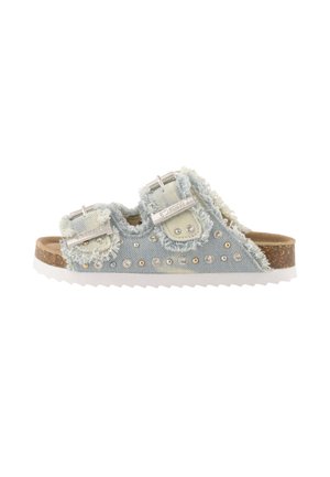 Sandalo tipo slide in denim azzurro chiaro con bordi sfrangiati, due fibbie regolabili, decorazioni con borchie, suola in sughero e suola esterna bianca rigata.