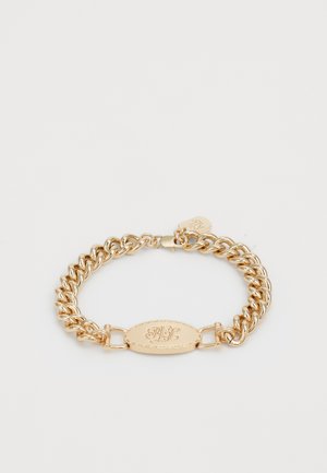 Goldene Metallkette Armband mit einem ovalen Anhänger, der eingravierte Buchstaben zeigt, mit glatten Gliedern und einem Karabinerverschluss.