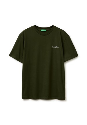 Donkergroen T-shirt met korte mouwen en ronde hals, met een klein wit "benetton"-logo op de linkerborst en een groen binnenlabel in de hals.