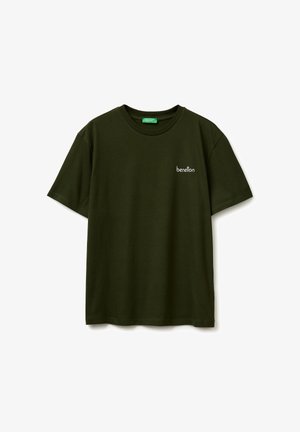 Ciemnozielona koszulka z krótkim rękawem i okrągłym dekoltem, z małym białym logo "benetton" na lewej piersi oraz zieloną wszywką na wewnętrznej stronie kołnierza.