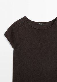 Tmavě hnědý krátký rukáv pletený svetr s kulatým výstřihem a štítkem Massimo Dutti na zadním límci.