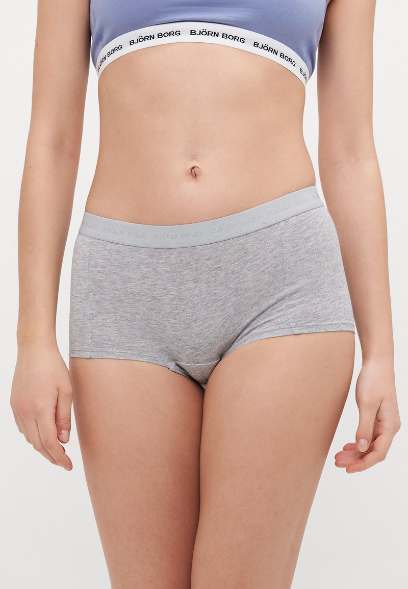 Grijze katoenen boxershorts met een zachte textuur, voorzien van een lichtgrijze logoband. Het ontwerp is een slimfitstijl met minimale naden.