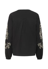 Sort langærmet skjorte lavet af blødt stof, med intrikate hvide broderier på ærmerne, en let indsamlet ryg og en traditionel krave.