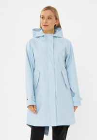 Lichtblauwe waterdichte parka met een capuchon, zijzakken en knoopmanchetten. Heeft een gladde textuur en een rechte snit.