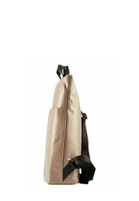 Sac à dos imperméable beige au design épuré et minimaliste. Il dispose d'une poche latérale et d'une sangle noire réglable pour le transport.