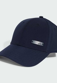 Námořnická baseballová čepice s hladkým materiálem, zakřiveným švizorem, šesti panelovým designem a kovovou logoplackou na přední straně.