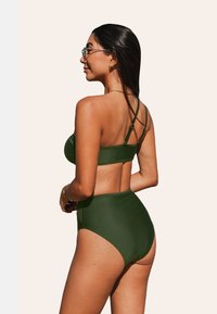 Zielony bikini o wysokim stanie z topem bandeau, który ma cienkie ramiączka, gładką fakturę i minimalistyczny design.