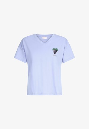 T-shirt di cotone azzurro chiaro con scollo a V e maniche corte. Presenta un piccolo design di uva multicolore nella parte sinistra del petto.