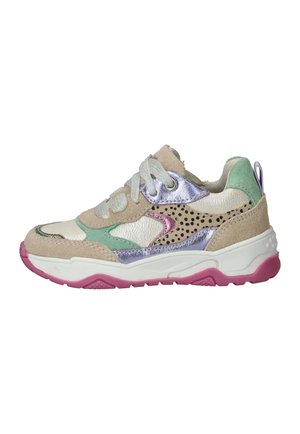 Stevige sneaker met beige suède, groene en metallic paarse accenten, luipaardprintdetail, witte veters en roze zool.