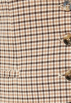 Beige stof met een bruine en oranje geruite patroon, met zichtbare knopen en een zakdetail. De textuur lijkt geweven.