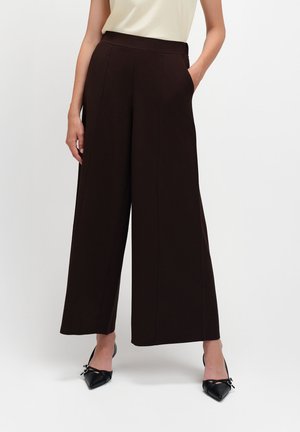 - Spodnie materiałowe