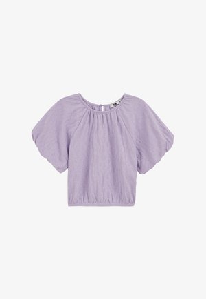 Bluză mov deschis cu mâneci scurte și textură, cu gât adunat și tiv elastic, prevăzută cu o mică închidere cu nasture la spate.