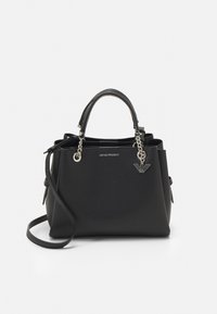 Czarna torebka ze skóry ziarnistej z podwójnymi górnymi uchwytami, odczepianym paskiem i srebrnymi elementami metalowymi. Ozdobiona wytłoczonym logo i teksturowaną powierzchnią.