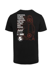 Sort t-shirt med rød grafisk tryk af en bil og bynavne: Mexico, Dubai, Tokyo, London, Tbilisi, Cuba, Rio, Rom.