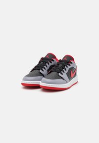 Jordan AIR JORDAN 1 LOW UNISEX - Sneakers basse - black/fire red/cement grey/white