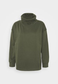 Top de cuello alto de manga larga en verde oliva, hecho de una tela suave, con un cuello doblado y un corte holgado con hombros caídos.