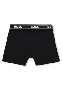 Μαύρα βαμβακερά αντρικά εσώρουχα τύπου boxer με φαρδύ μαύρο λάστιχο μέσης που φέρει λευκό κείμενο "BOSS" και διπλές λευκές ρίγες. Λεί ο, εφαρμοστό σχέδιο.