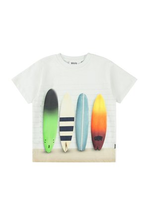 Camiseta blanca de manga corta con un gráfico de cuatro tablas de surf en tonos verde, a rayas, azul y naranja sobre un fondo sencillo.