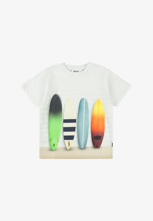 Camiseta blanca de manga corta con un gráfico de cuatro tablas de surf en tonos verde, a rayas, azul y naranja sobre un fondo sencillo.
