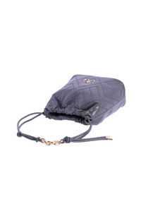 Bolso acolchado gris con cierre de cordón, que presenta un detalle de cadena en tono dorado y textura suave.