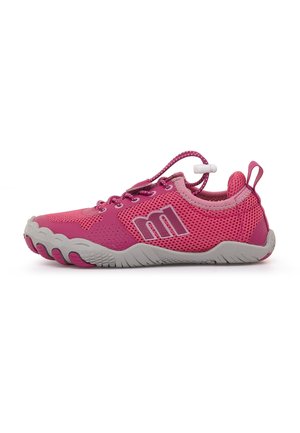 Scarpa sportiva rosa con tomaia in mesh, lacci regolabili, suola in gomma grigia e motivo strutturato sulla punta e sul tallone per una presa migliorata.