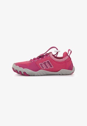 Zapatilla deportiva rosa con parte superior de malla, cordones ajustables, suela de goma gris y patrón texturizado en la puntera y el talón para mejorar el agarre.