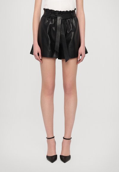Zwarte neplederen shorts met een gerimpelde elastische tailleband en een bijpassende strikriem. Heeft een vloeiende snit en een gladde textuur.