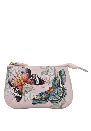 Kleine rosa Tasche mit Reißverschluss, vorne detaillierte Illustrationen eines orange-blauen Schmetterlings und einer weißen Blume.