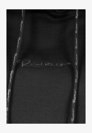 Zwarte sweatshirt met een textuurstof, verstelbare trekkoorden met het merkimago en een subtiele geborduurde logo aan de voorkant.