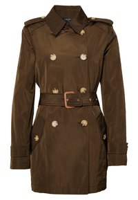 Brun dubbelknäppt trench coat med bred krage, knappade axelremmar, ett matchande bälte med spänne och knappade framfickor.