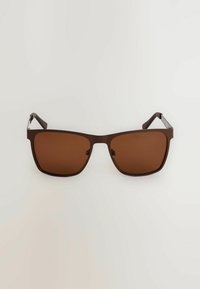 Braune rechteckige Sonnenbrille mit braunen Gläsern, breitem Kunststoffrahmen und elegantem Design. Metallakzente an den Scharnieren. Klare Bügel.