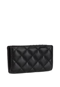 Črna prešita usnjena denarnica z teksturirano površino, pravokotne oblike z vidnimi šivi ob robovih.