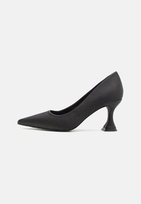 Zapato de tacón alto de satén negro con punta afilada y un tacón de forma única. Textura suave con un diseño elegante, adecuado para ocasiones formales.