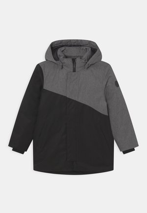 Zwart en grijs gewatteerde jas met capuchon, met een diagonale splitontwerp, rits aan de voorkant en zijvakjes. Glad stoftextuur.