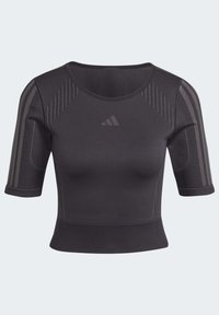 Top sportiv negru, scurt, cu mâneci scurte, având un material texturat, guler cu nervuri și trei dungi verticale pe fiecare mânecă.