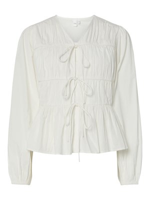 Hvit langermet bluse med tre frontlisser, samlet stoffdetaljer, elastiske mansjetter og en peplumstil nederst.