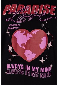 Zwarte t-shirt met een rood en roze grafisch ontwerp met een hartvorm dat een wereldkaart omringt, de tekst "PARADISE LOVE" en sterren.