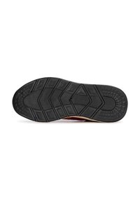Suela de sneaker de goma negra con un diseño texturizado que presenta patrones geométricos entrelazados y relieve para proporcionar tracción.