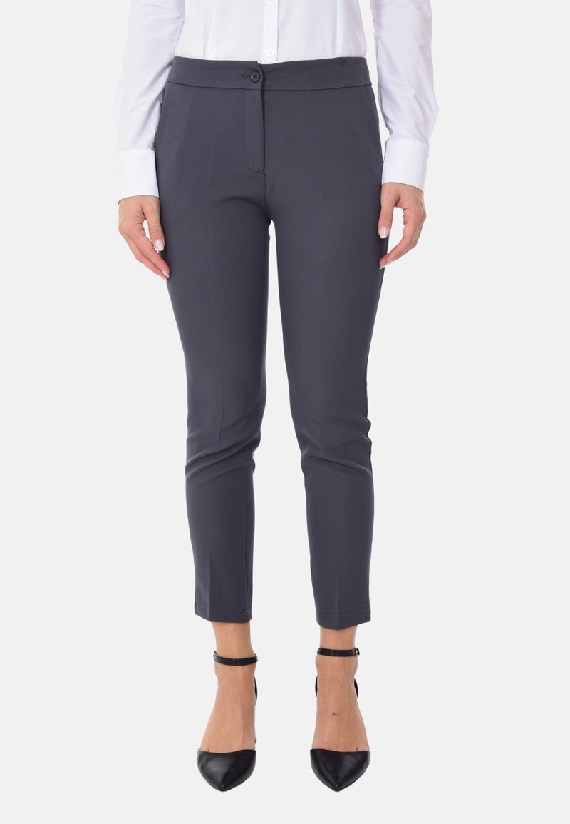 Pantaloni sartoriali grigio scuro con fronte piatto, vestibilità slim e orlo alla caviglia. Presentano una chiusura con bottone e dettagli di piega sottili.