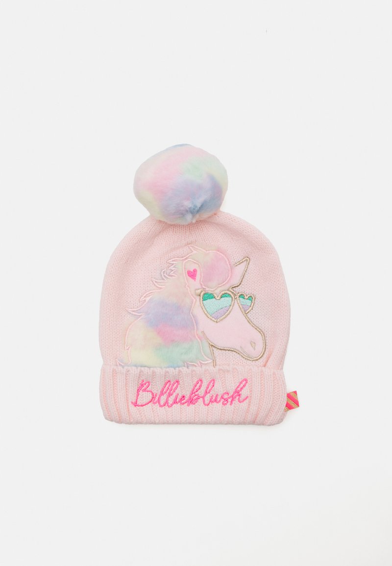 Rožinis megztas kepuraitė su pūkuotu pastelinio atspalvio pom-pomu, su siuvinėtu vienaragiu su širdies formos akiniais ir užrašu "Billieblush" rožine spalva ant apykaklės.