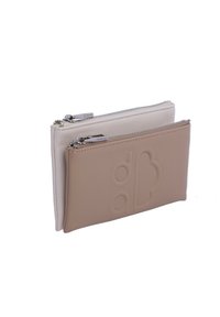 Dos bolsitos con cremallera en cuero beige y blanco, con un diseño de logo texturizado en el bolso beige, de forma compacta y delgada.