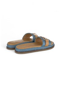 Blaue geflochtene Riemchensandalen mit braunen Lederelementen, flacher Sohle, offenen Zehendesign und doppelten Riemen mit metallischen Hardware-Details.
