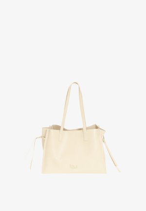 Borsa tote in pelle color crema con manici lunghi e lacci laterali, caratterizzata da un piccolo logo in rilievo al centro anteriore.